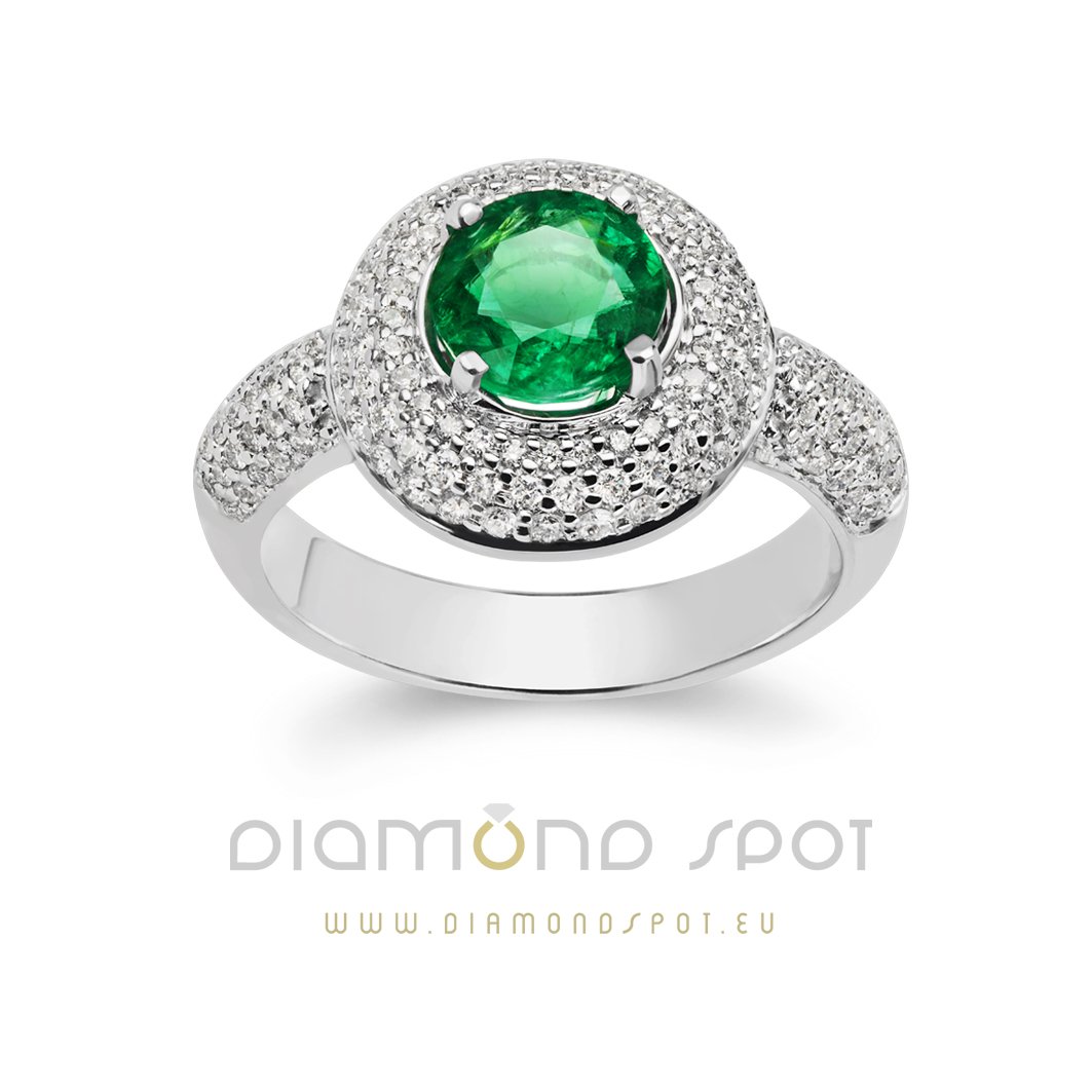 DiamondSpot4's tweet photo. @DiamondSpot4 I pored toga sto je u divnom drustvu, u centru paznje je isticuci se svojim zelenilom. 
Pogledajte nakit iz kolekcije SMARAGDI na https://t.co/pxZ9kdhkpY https://t.co/uGscgpyTPU
