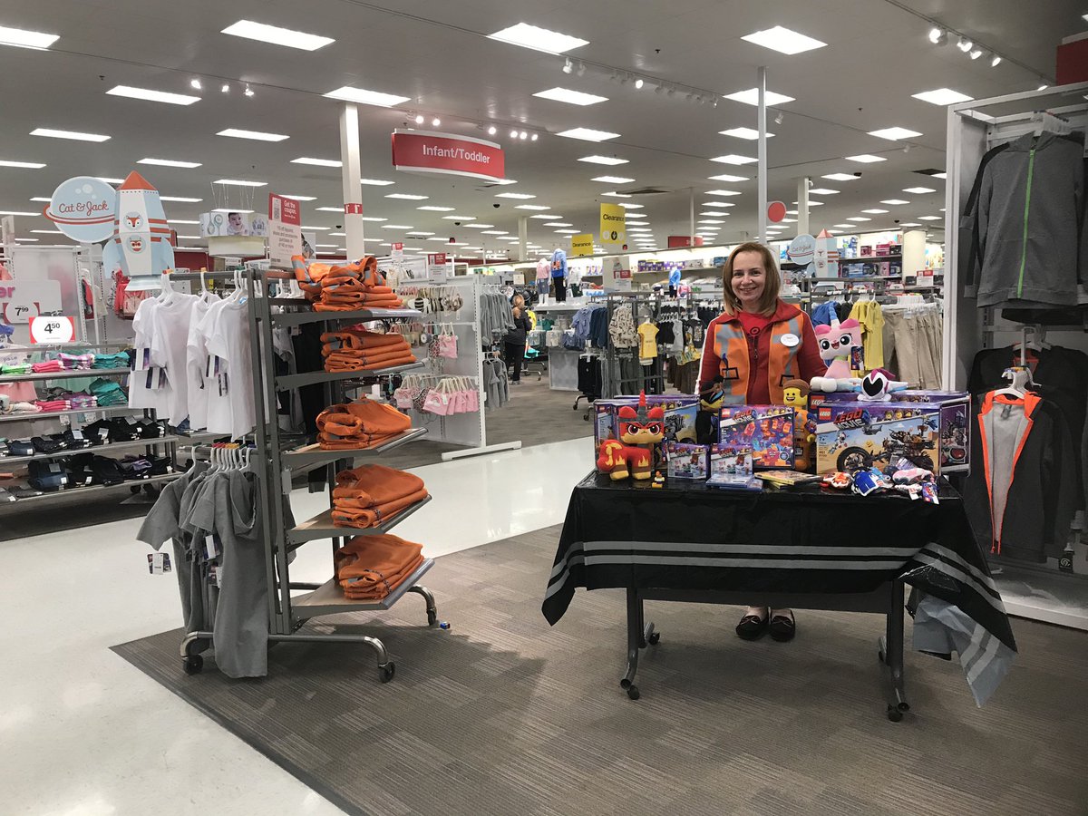 HotFireJS's tweet image. The LEGO movie event at T1822 is out of this WORLD! #LegoMovie #TargetFun