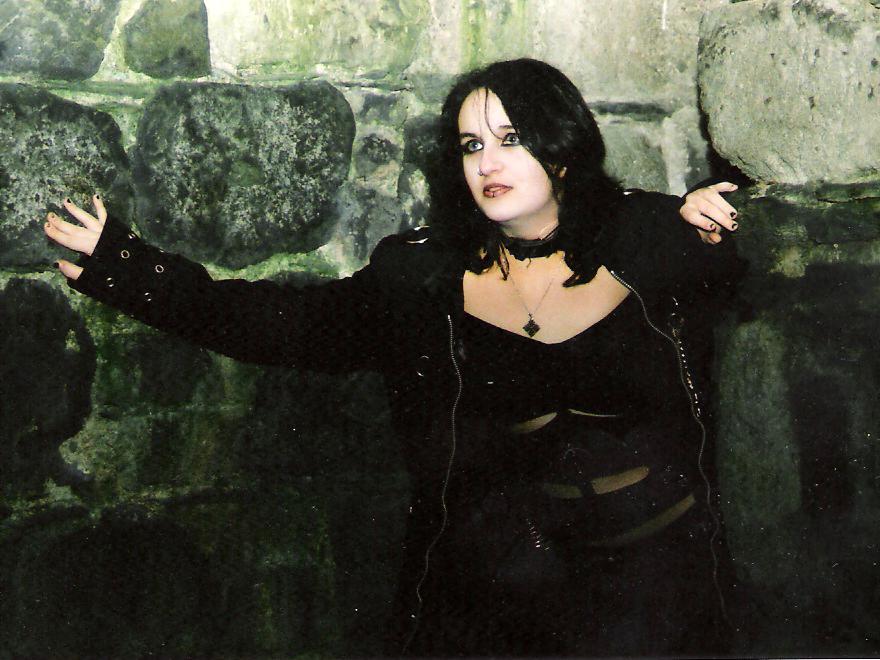 RiverInsanity's tweet photo. Weil es gestern und vorgestern keine Selbstchen gab, heute als Entschuldigung mal ältere Bilder von mir (alle zwischen 2008 und 2010 entstanden)

Ich präsentiere: Profecia, #GothTrash extravaganza~ https://t.co/syh7O8ONJ6