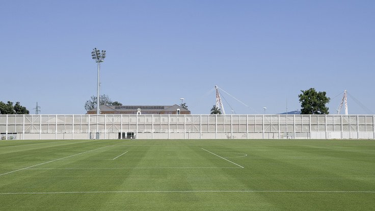#UCL #AtletiJuve #TrainingCenter #Continassa: Descarga para quienes acumularon mas minutos ayer 🏋️♂️, y trabajo sobre el césped para el resto del grupo, que han realizado ejercicios técnicos y un picadito.
Entrenamiento diferenciado para Douglas Costa 🇧🇷 y #Rugani 🇮🇹.