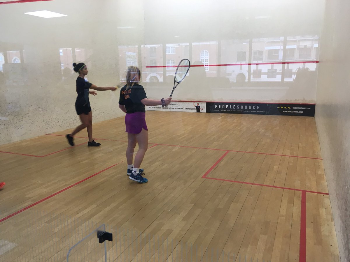Cerys having a knock with Joshna Chinappa #prosquashplayer. #playingwiththekids.