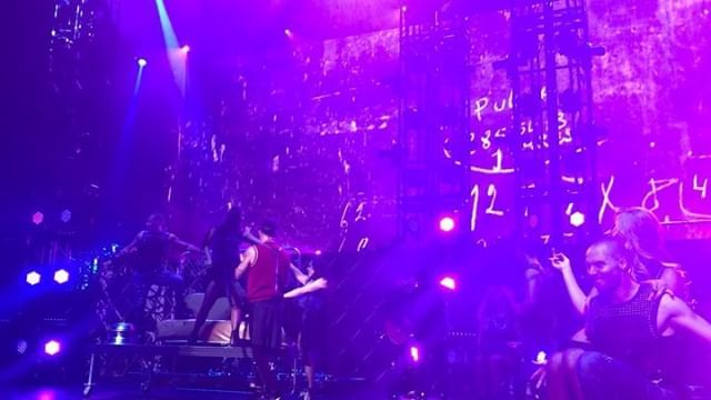 DesquiciadasRM's tweet photo. vente paca vente paca 🤪😜🤩😍🔥🔥🔥 @nielsvdnheuvel @b1world @ricky_martin #rickyallin #ventepaca #lasvegas #usa ¡BUEN FIN DE SEMANA!!#sexysouls #teamricky #rickymartindancers #amigosrm #followers #dancers #concierto #instagramers #instagram #rickymart… https://t.co/BCmbINff1f https://t.co/61Bmcn2z7Z