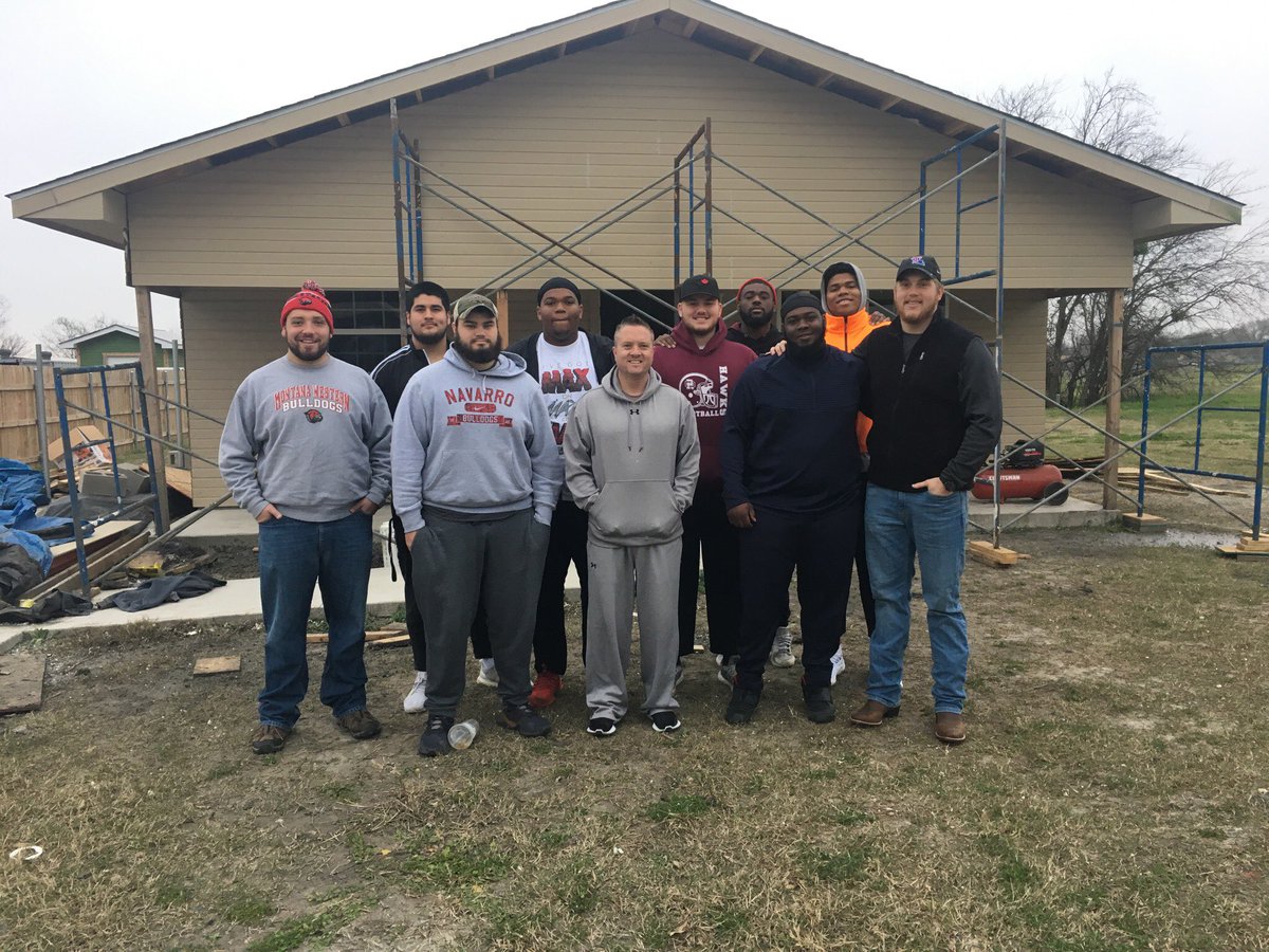 NCDAWGPOUND's tweet photo. Had a great day at Habitat for Huminaty! Building servant-leaders!#NCdawgs #ROADTOD1 @coachlanders @NavarroSports @TheDailySun @CorsicanaISD @coachscottparr8 https://t.co/5ZUtEZ6ryu