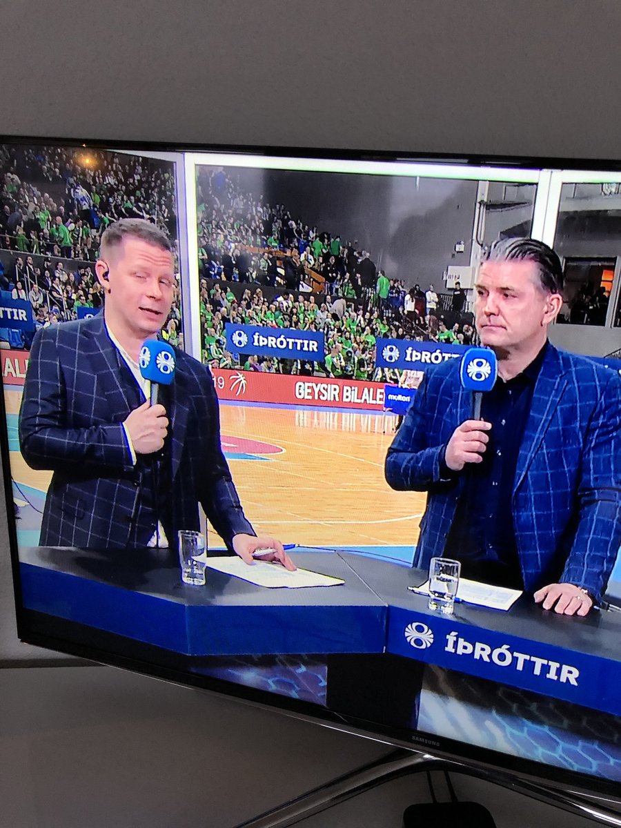 Var ekki einu sinni toppurinn að vera í teinóttu ? #RÚV