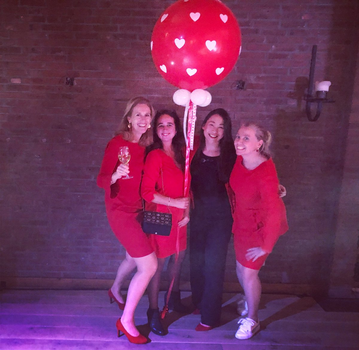 Alle you need is <a href="/SVRotterdam/">SVR</a> 
De businessclub met een ❤️ voor hockey! Bestuursvriendinnen #svr  Christina &amp; Leonieke en bestuursvriendin #hcrotterdam Joyleen