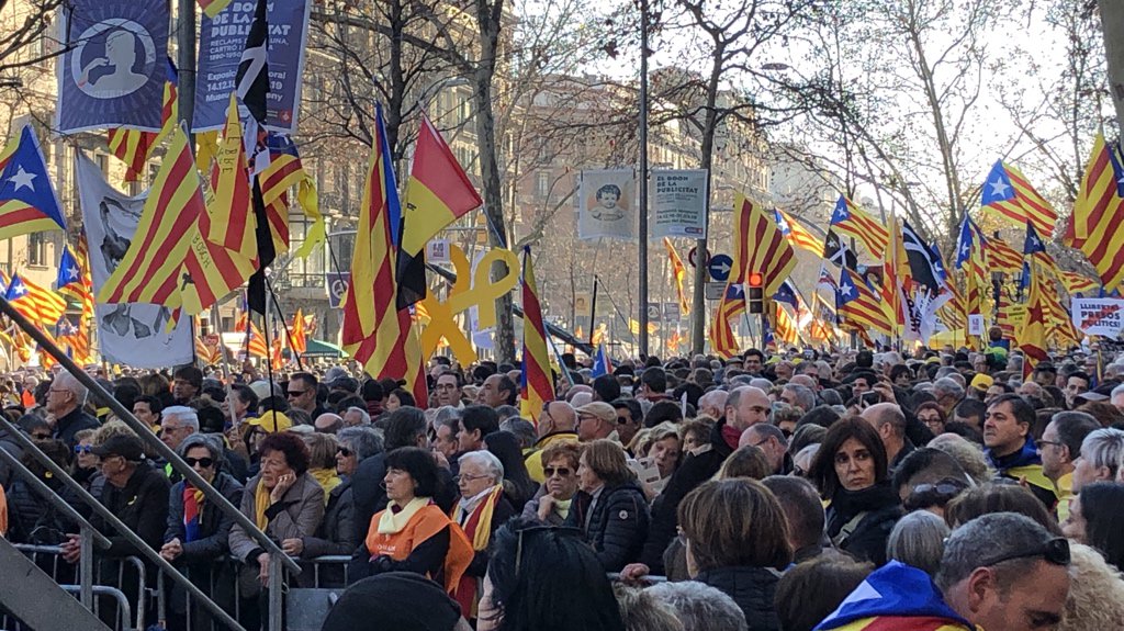 tbaucells's tweet image. 500 000 demonstrators fill the Gran Via in #Barcelona from Plaça Espanya to Passseig de Gràcia   (2.5km) denouncing #DemocracyOnTrial and demanding the Spanish government #freeCatalanPoliticalPrisoners 
#SelfDeterminationIsNotACrime