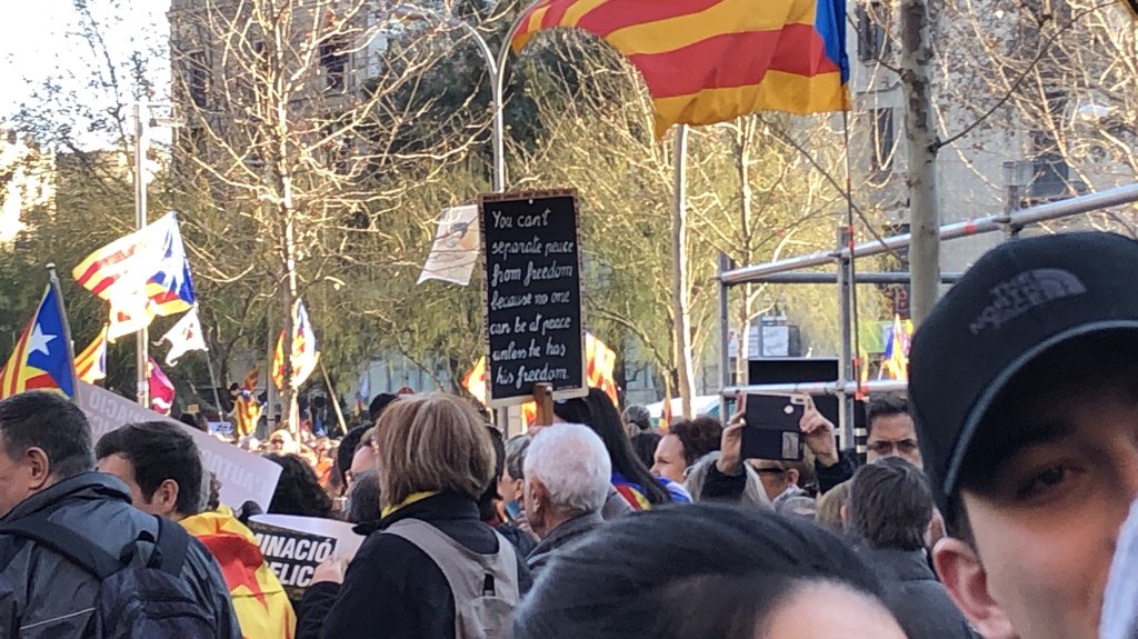 tbaucells's tweet image. 500 000 demonstrators fill the Gran Via in #Barcelona from Plaça Espanya to Passseig de Gràcia   (2.5km) denouncing #DemocracyOnTrial and demanding the Spanish government #freeCatalanPoliticalPrisoners 
#SelfDeterminationIsNotACrime