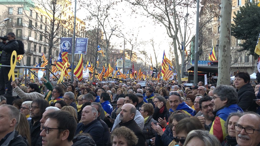 tbaucells's tweet image. 500 000 demonstrators fill the Gran Via in #Barcelona from Plaça Espanya to Passseig de Gràcia   (2.5km) denouncing #DemocracyOnTrial and demanding the Spanish government #freeCatalanPoliticalPrisoners 
#SelfDeterminationIsNotACrime