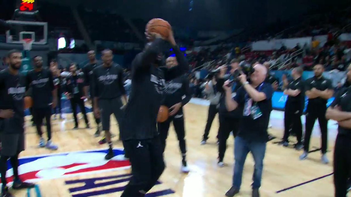 .@KingJames making half-court shots look EASY 💪
#NBAAllStar