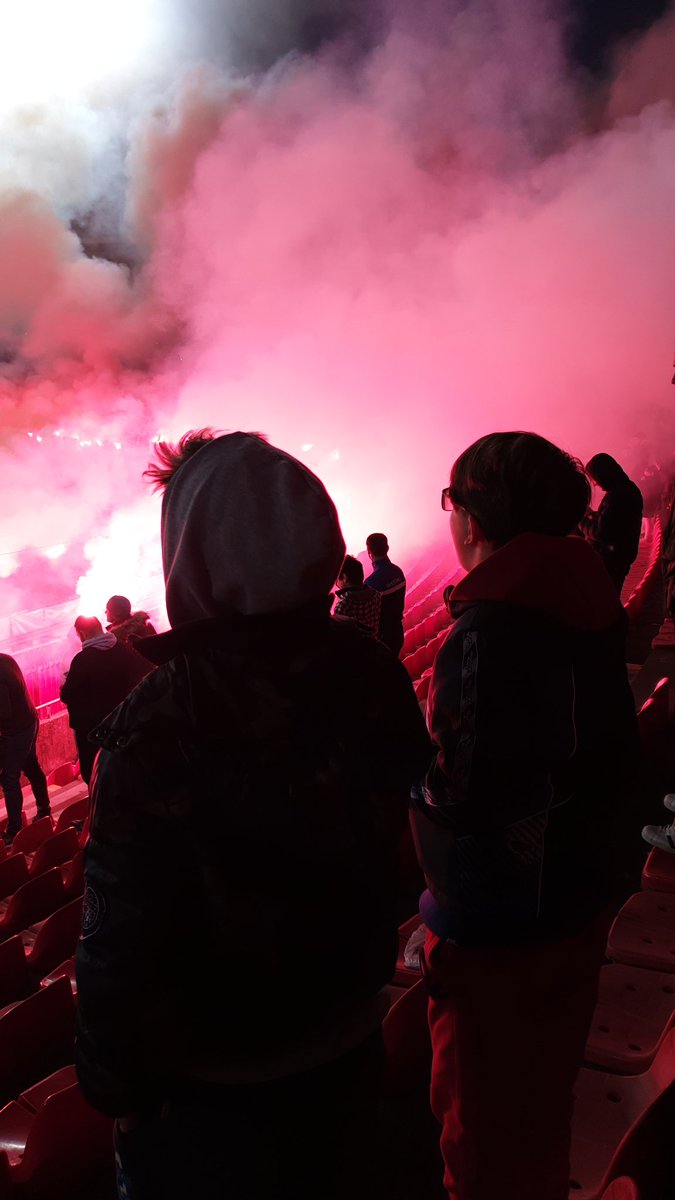 Dzole011's tweet photo. Iz moje perspektive.
#klinci #friends #fkcz #ljubav https://t.co/EjYU0jqRF8