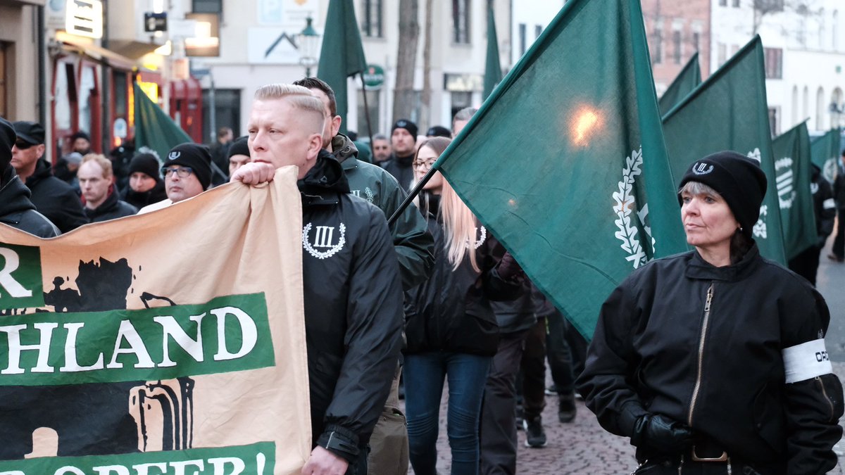 heldmann's tweet photo. Eine gruselige Veranstaltung von schwer Zurückgebliebenen - ungefähr 80 Jahre zu spät. #fuldanazifrei #fulda1602 https://t.co/M9Xew0iQ8k