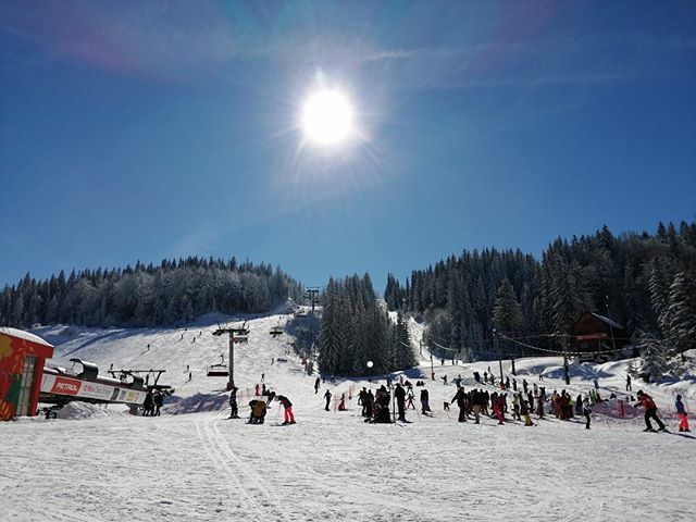 PuzzleGrupa's tweet photo. Što je danas lep i sunčan dan 😉❄️
#jahorina #skivikend #jahorinalive #zimovanje #zima #skijanje #puzzleski #wintersports #ski #skiing #snowboard #skilover
#puzzlegroup #puzzletravel #putovanja #travel #instatravel #travelgram #instago #ilovetravel #travelling #putovanje #put… https://t.co/VOOfCtJXPx