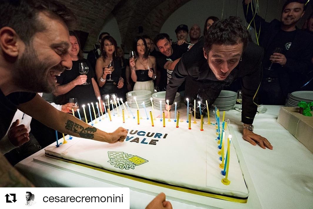 inostripiloti's tweet photo. #Repost @cesarecremonini (@get_repost)
γ»γ»γ»
We can be forty, just for one day! πΆ Tanti auguri fratello @valeyellow46 πβ€οΈπ #Vale40 #fotostupenda https://t.co/UF3tnJoS21