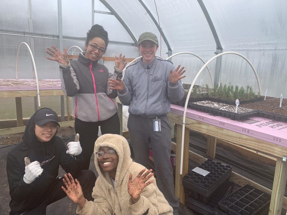 ceb_uofm's tweet photo. We had such a great time at our sites this morning! Thank you to all of our volunteers and sites for helping our community 🐯 Be sure to sign up for our next Service on Saturday! https://t.co/Nzir5Ablsd
