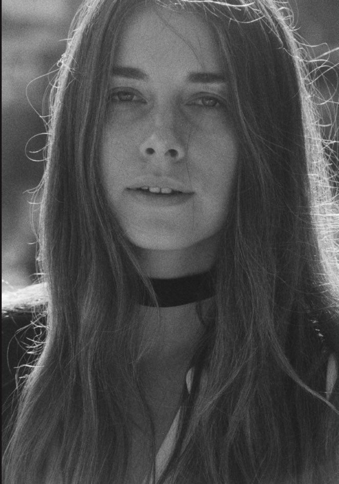 It s my queen Danielle Haim s birthday & she doesn t have message so.... happy b-day D 