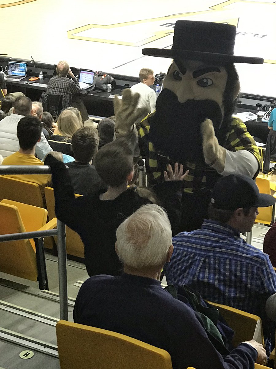 MrsKDunnagan's tweet image. Making friends at the game! #arabella #Ezra #futureapps  #appbasketball