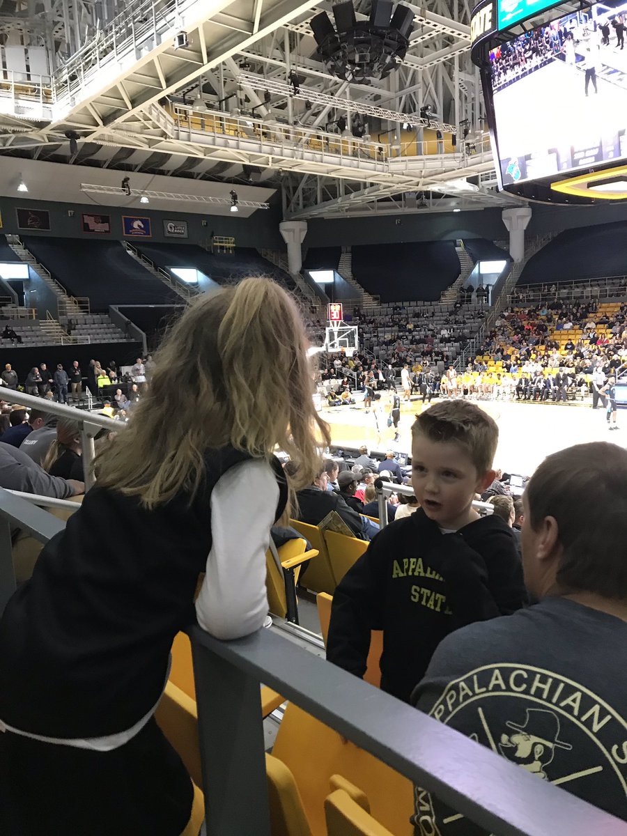 MrsKDunnagan's tweet image. Making friends at the game! #arabella #Ezra #futureapps  #appbasketball