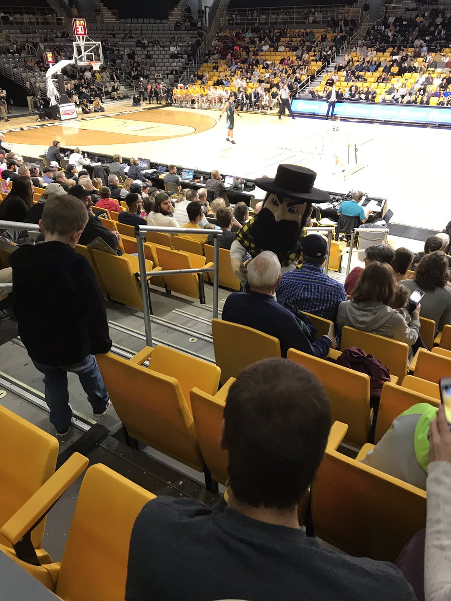 MrsKDunnagan's tweet image. Making friends at the game! #arabella #Ezra #futureapps  #appbasketball