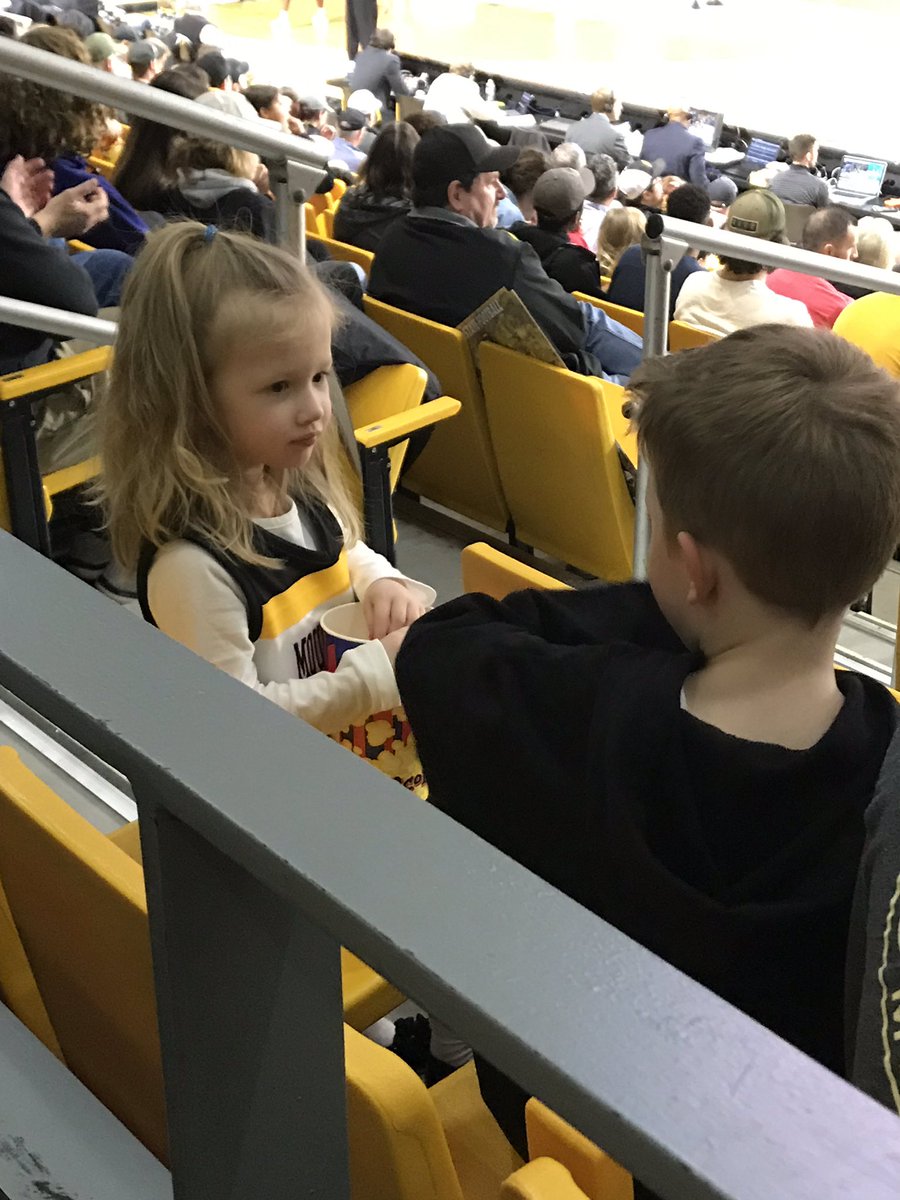 MrsKDunnagan's tweet image. Making friends at the game! #arabella #Ezra #futureapps  #appbasketball