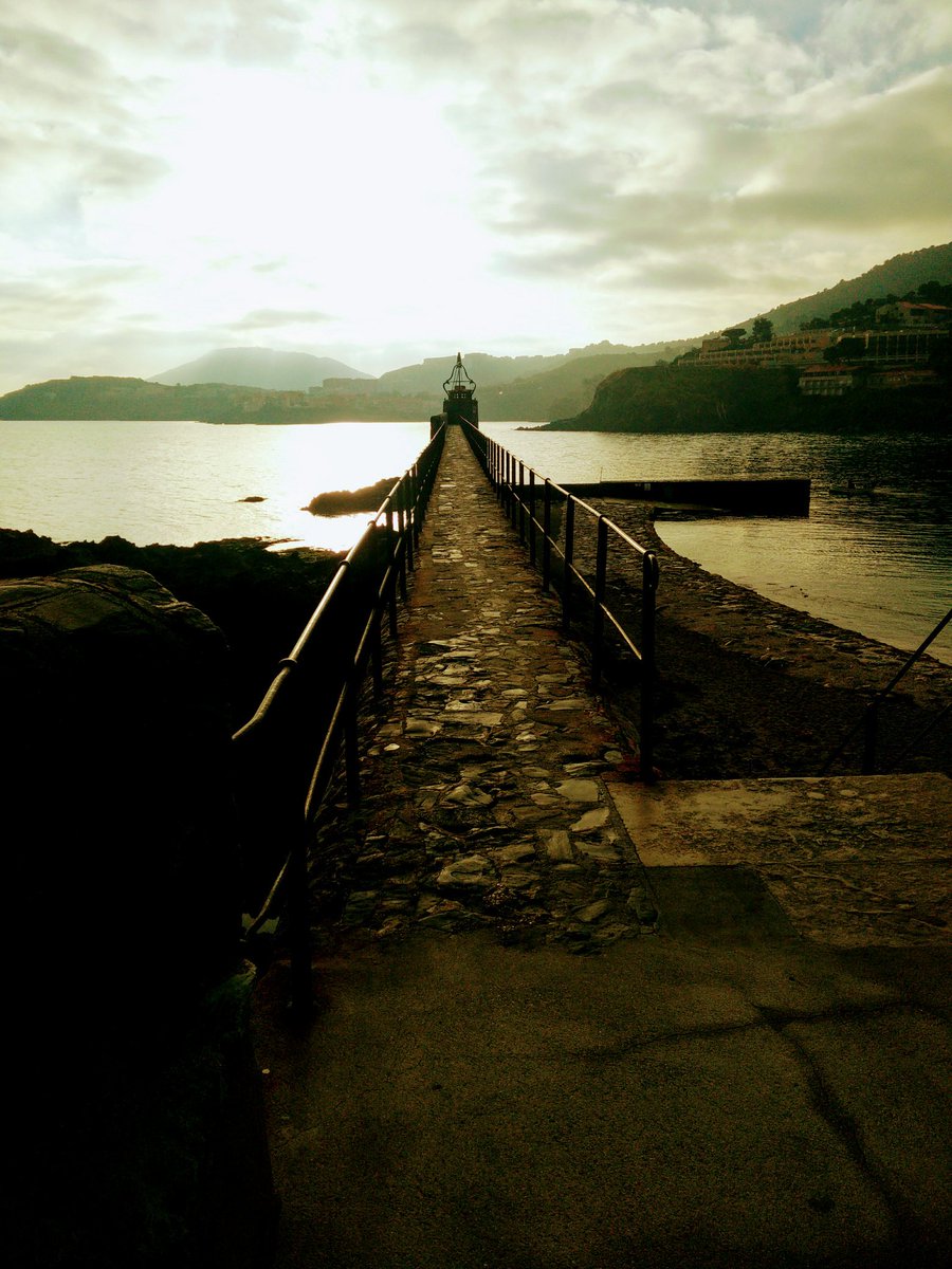 Collioure au 🌅 #collioure #tourisme #monument #officetour #tourism #curiosidades #artwork #curiosity