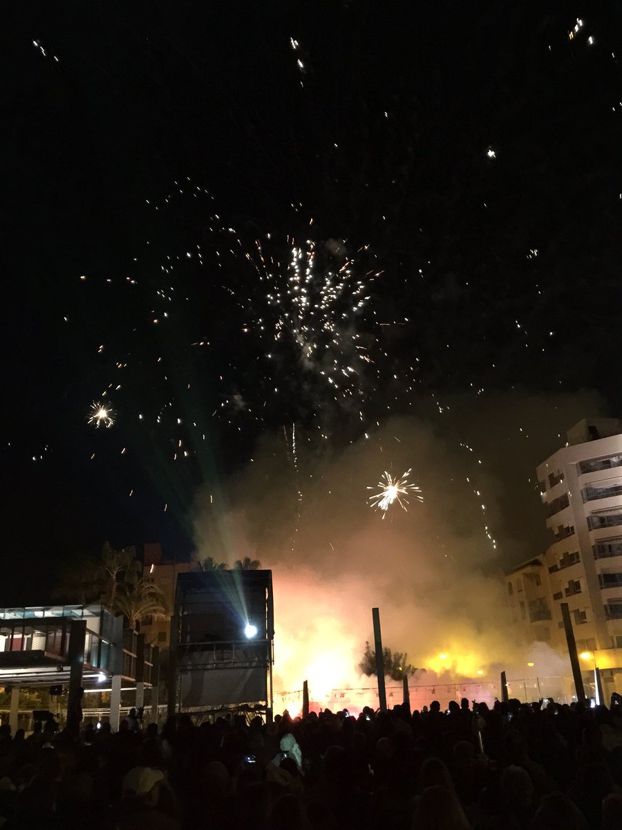 Fantástica Crida a cargo de nuestras Falleras Mayores Paula Marrón Pérez e Inés  Miret Herrero y para disfrutar de especiales y vibrantes momentos ¡simplemente espectacular! ¡Ja estem en Falles! 👏👏💙💙