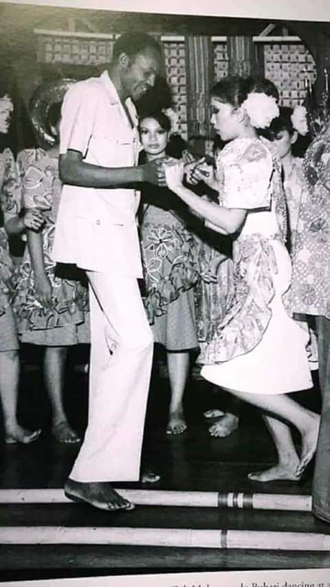 new_package's tweet photo. HISTORY DON'T LIE!!!
Buhari was 33years old during the civil war.
1967 to 2017 is 50years plus 33years.
How come he's 75 now? https://t.co/LH7sjj6DyI