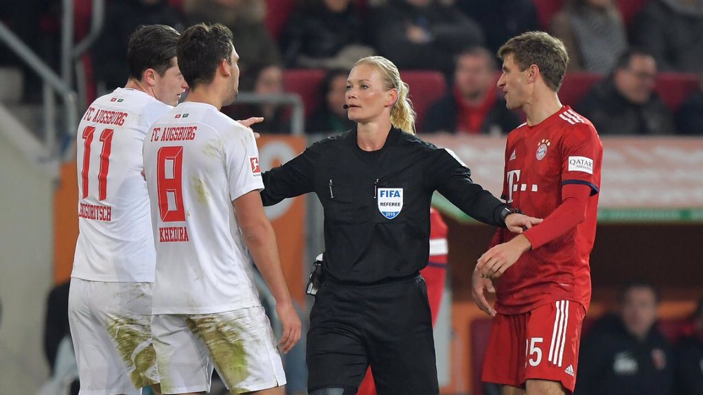La télévision iranienne a annulé la diffusion du match du Bayern contre Augsburg hier parce que l'arbitre était une femme (Bibiana Steinhaus) 😐😯