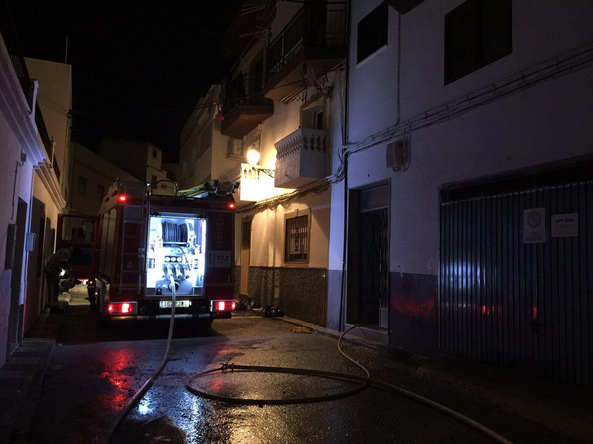 Intervención de <a href="/policiasalobren/">POLICÍA LOCAL SALOBREÑA</a> <a href="/BomberosMotril/">Bomberos Motril</a> y <a href="/guardiacivil/">Guardia Civil</a> en dos viviendas en un incendio en #Salobreña Cinco personas desalojadas sin lamentar daños personales #PoliciaLocalSalobreña