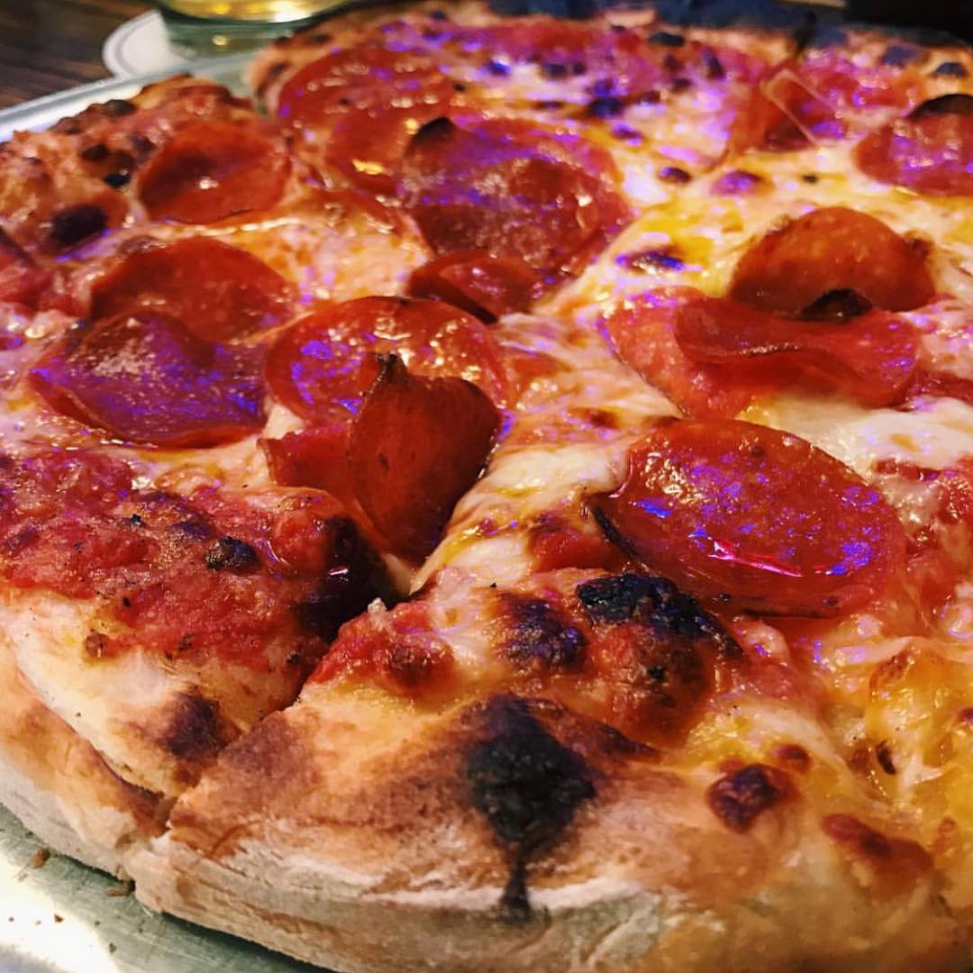 FaneuilHall's tweet photo. Question to ask on a first date: What’s your favorite pizza topping? #firstdate #firstpizza #loveatfirstslice #reginapizzeria https://t.co/Txi3tqE7Ls #ReginaPizzeria #FaneuilHall https://t.co/uqm0Um3CtT