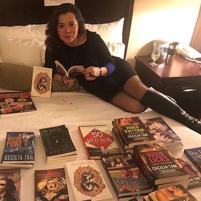 PlanetMidori's tweet photo. Me, tonight. Getting ready to give an erotica reading at the Fetish Fair Fleamarket
At @ctan_writer โs Circlet Press booth
#fff52 https://t.co/npO9cL1nkA https://t.co/mJFiLUdTFL