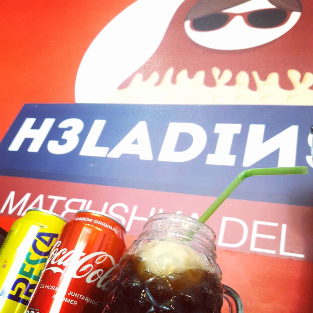 HeladinskyMX's tweet photo. El fin de semana llegó a @En_laDelValle los super refrescantes #HeladinskysFlotantes (helado/nieve + tu refresco favorito) ¡Ven a refrescarte al #KremlinDeLosHelados 
Próximamente en #PlazaRoja en #Condesa #FusiónRusoMexicana  #LaMatrushkaDelHelado 🇲🇽🇷🇺🔝🌎🌏🍦 https://t.co/heQGJ3iMrr