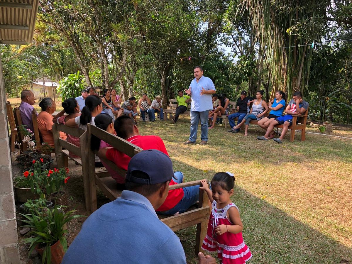 En el día de hoy me encontraba visitando y reuniéndome con los moradores de las comunidades de Caño de San Miguel, Nuevo San Miguelito y Bajito de San Miguel. Escuché el sentir y las quejas que a diario pasan nuestros campesinos y productores. #VienenMejoresDiasPenonomé.