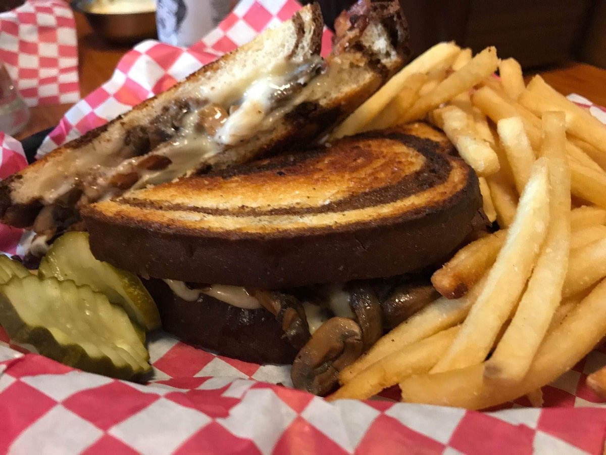 uncledudeFOOD's tweet image. #DiveBar #BurgerJoint Had another amazing post Haircut Date w/ the Burger Blogger at @bullshornmpls (it’s in her Top 5) Mushroom Melt and chicken gizzards. Sadly the Banshee Cutter is gone, the Nitro I had was good though. Great “joint”!