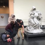 外国人のこういうノリ本当に好きw美術館で悪ノリが過ぎるw