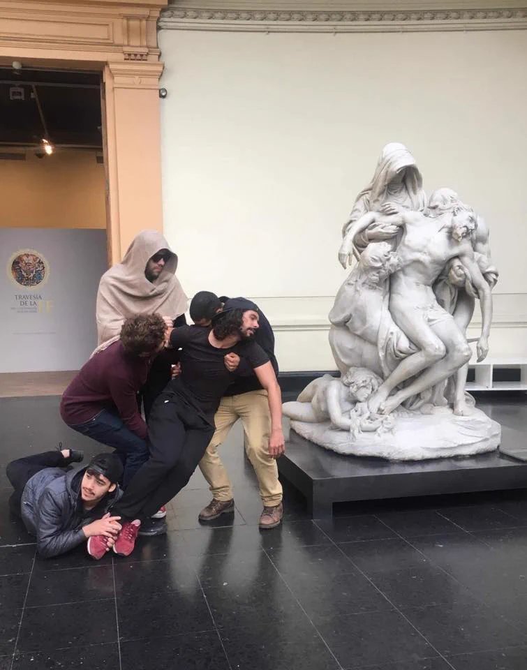 外国人のこういうノリ本当に好きww美術館で悪ノリが過ぎるww