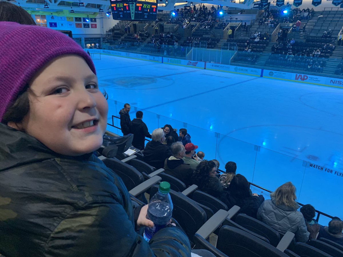 aaronlefton's tweet photo. #hockeynight go Army!! https://t.co/CUBkobwFa9