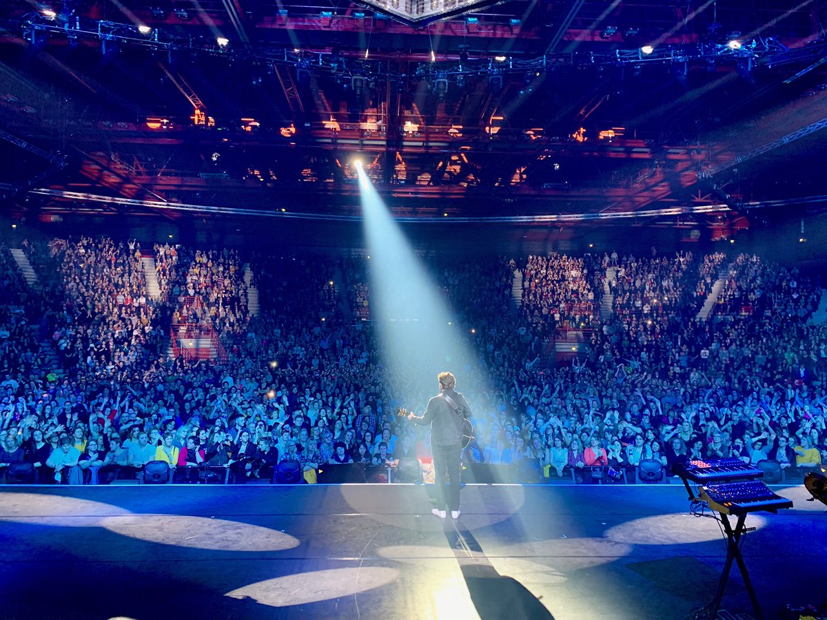 PatrickBruel's tweet photo. Après Epernay Le Mans et Beauvais encore un concert de ouf à Dijon !
Ça restera gravé !!!
Merci encore pour votre accueil.
Merci d'être la 🙏🏻
#CeSoirOnSort https://t.co/YdwpVAteLu