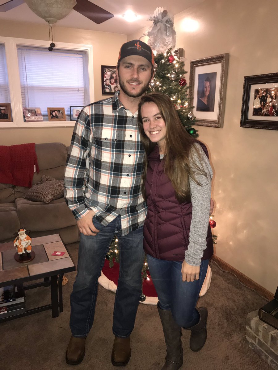 henry_L9's tweet photo. HAPPY BIRTHDAYYY 🥳 Thankful for all the good times so far and can’t wait to make more memories! Proud of everything you do and I hope your day was the best. &amp;&amp;&amp; I hope to see you soon❤️ https://t.co/EHIR25kMAq