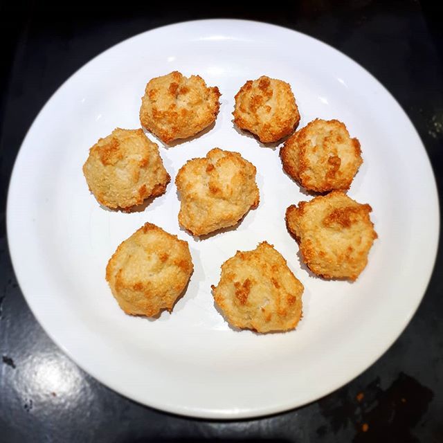 pfsanchez's tweet image. Cocadas caseras 🥥

#coconutshells #coco #confectionery #pastry #homemade #instafood #eatrealfood #healthyeating #paleofriendly #eatclean #cleaneating #grainfree #paleoeats #dairyfree #healthy #ketofriendly #ketomeal #ketoeats #ketofood #keto #coconut… j.mp/2X86lMt