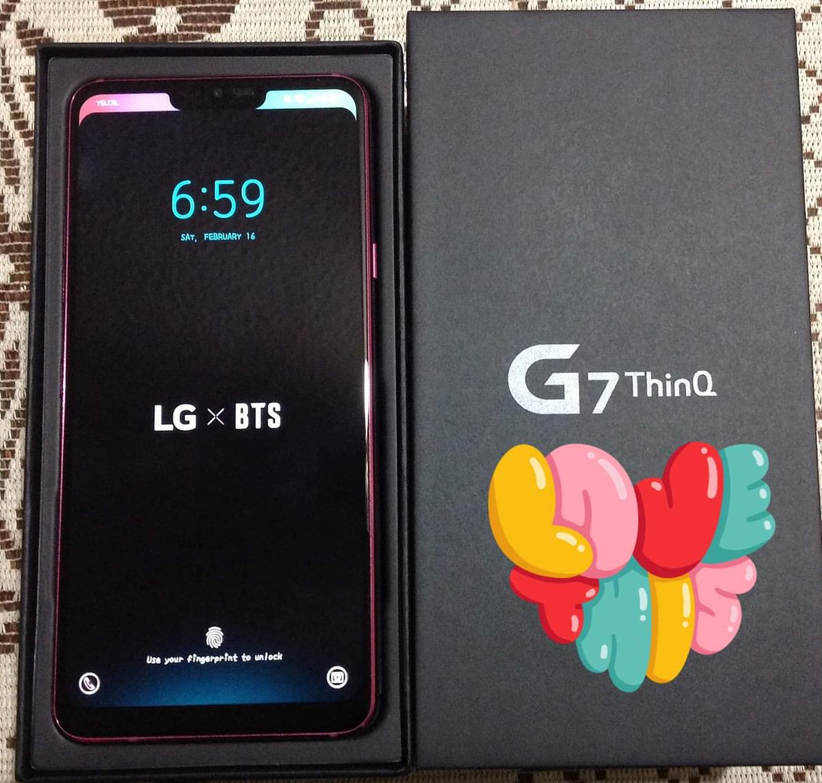 Katty_L3al's tweet photo. Regalito de parte de mi marido ๐
Mi tan DESEADO Celular #LG colaboracion con #BTS ๐
Creo que ya esta aceptando la relacion de 3 ๐
#BANGTAN #bangtanboys #BTSxLG #btslgg7thinq #ParkJimin #bts https://t.co/8QSPvUgSMo
