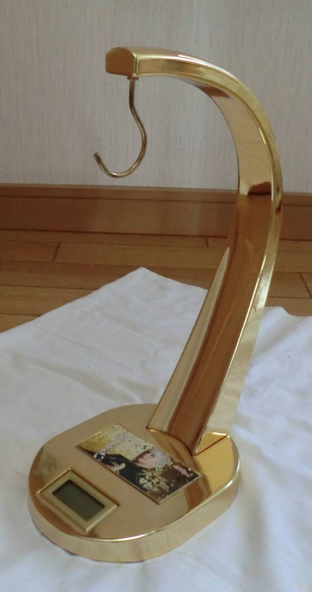 It's a golden banana holder. Don't even know why anyone would even need a banana holder in the first place, let alone a golden one with Gackt's face on it, but this is Gackt, it's probably meant for a holding different kind of banana