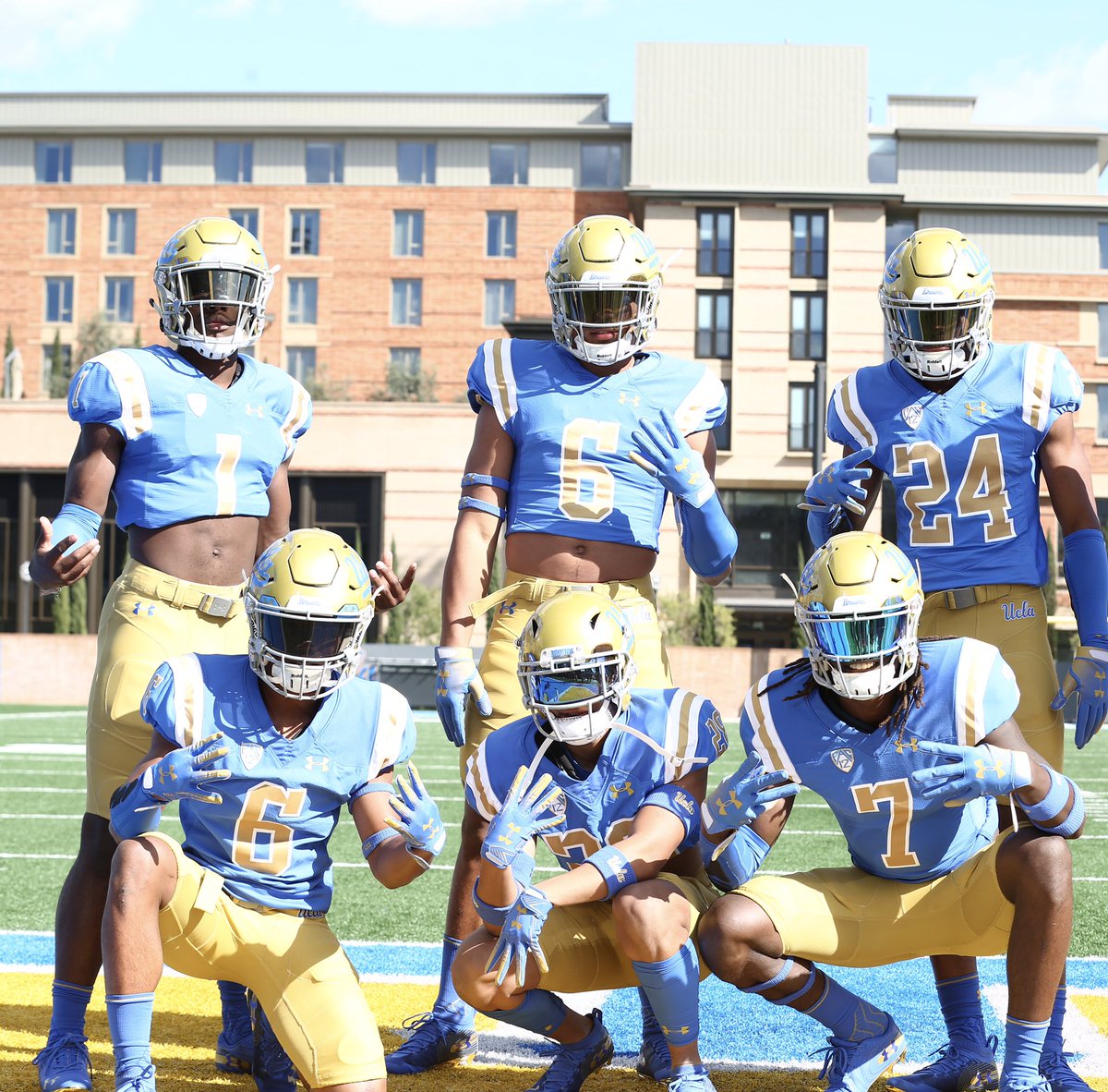 KeleeRingo's tweet photo. The 2020 elite squad is going dumb in LA π€ͺππ #Gobruins @2020Elite_AZ @jacobecovington @Micah_Harper6 @damian_sellers @TheCamNash @lee_leeaidan @foreverawildcat #8Clap https://t.co/DI0o4VJkFW