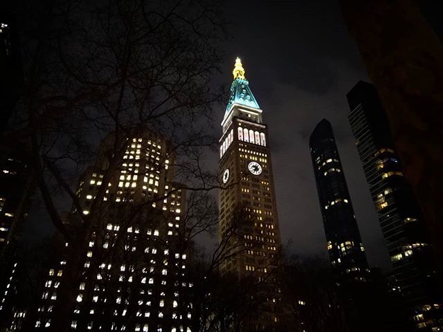MickeyDiles's tweet photo. No stars but you can see the bright sky anyways.

#cityoflight #NYC #sky https://t.co/mylSoYsxEZ https://t.co/69rw436A4w
