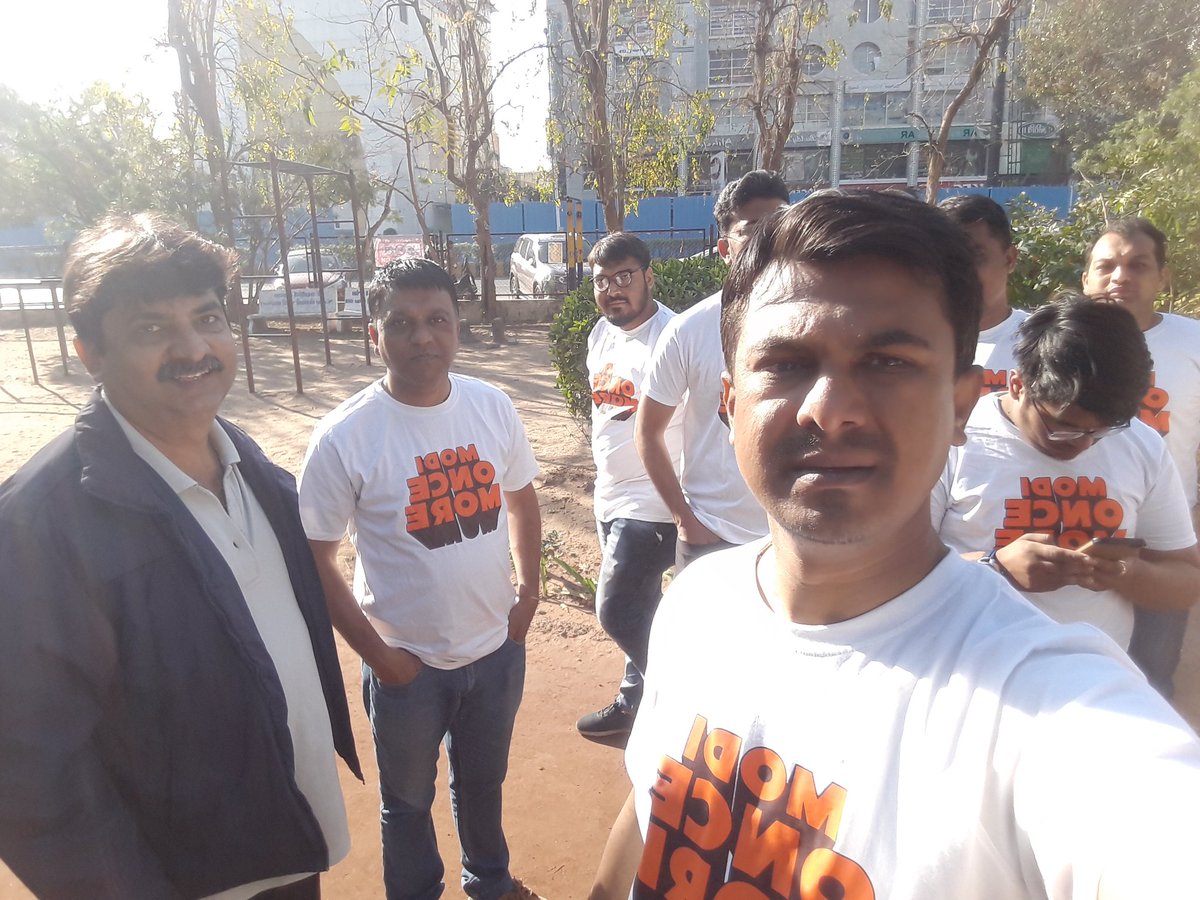 hardik83mehta's tweet photo. Sunday Morning @ parimal Garden
@ModiOnceMore 
@narendramodi, chai Pe charcha
with senior citizens,Businessman &amp; other people 

##*Josh is very High sir*## https://t.co/GVXydzfn8n