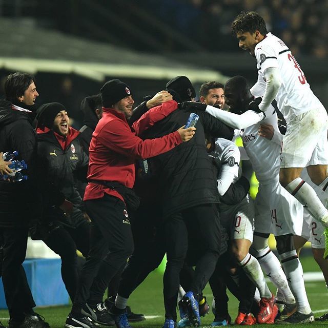 Eccole. Sono queste le vittorie che ti rendono orgoglioso. A prescindere dal ruolo, dal tempo, da tutto. Perché il nostro è un gruppo vero. E la forza di questo abbraccio dimostra chi siamo. #forzaMilan #tuttiuniti #direzioneChampions 🎯 bit.ly/2UY0Pdq