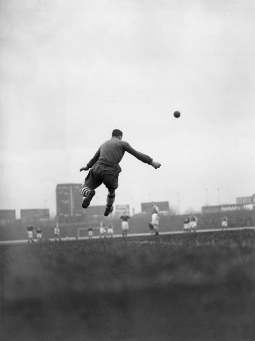 Arsenal goalkeeper George Swindin kicks the ball upfield during a match against Chelsea at Stamford Bridge, London. 1937, photo : A. Hudson