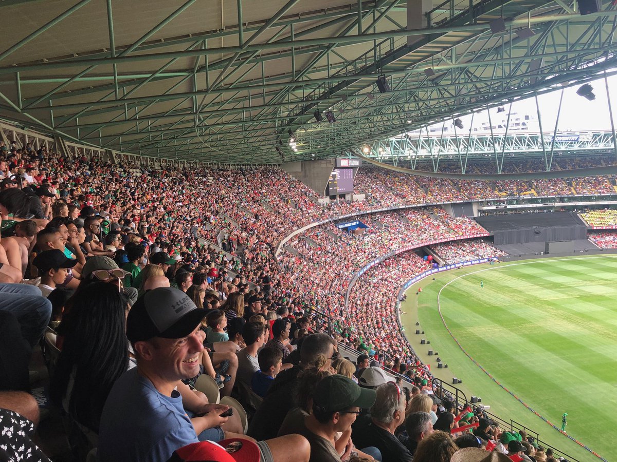 Great crowd for the ⁦<a href="/BBL/">KFC Big Bash League</a>⁩ Final...staying neutral for this one (I think!) great to have two ⁦<a href="/cricketvictoria/">Cricket Victoria</a>⁩ clubs in the Final! <a href="/StarsBBL/">Melbourne Stars</a>⁩ ⁦<a href="/RenegadesBBL/">Melbourne Renegades</a>⁩