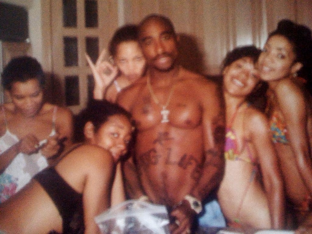 TupacShakurLC's tweet image. I get around