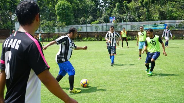 Gak mau kalah sama junior,  pemain kawakan" Dengan aksinya.