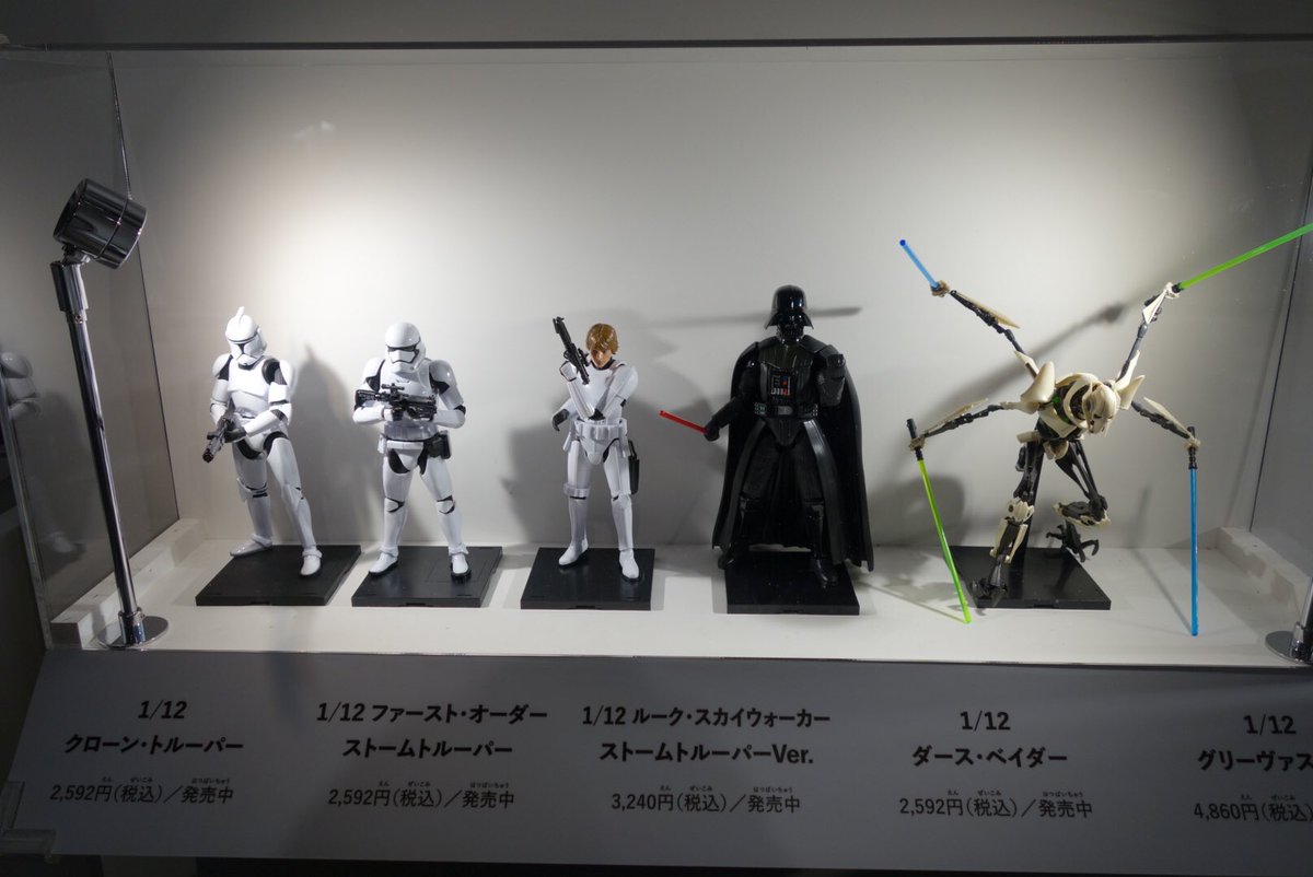 menazor's tweet photo. ストームトルーパーの市販されている1/12プラモを12倍にしたもの。劇中のプロップそのものではなく、プラモを拡大したもの、というところがミソ！(プラモ化の際のデフォルメが入っている)#FUNPOWER https://t.co/P14T3LuM95